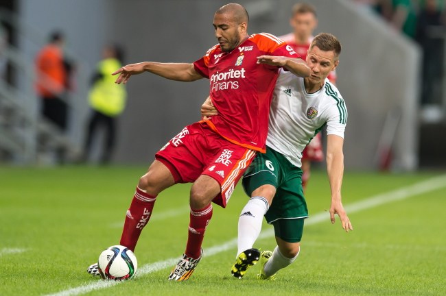 Tomasz Hołota ze Śląska i Haitam Aleesami z IFK Goeteborg /Maciej Kulczyński /PAP