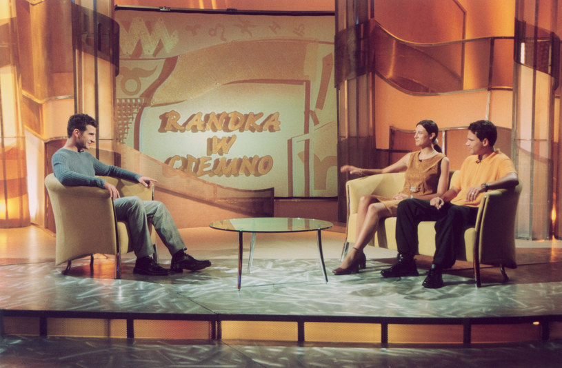 Tomasz Kammel i goście programu "Randka w ciemno" (2001) /AKPA