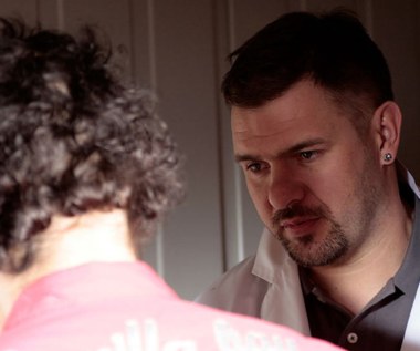 Tomasz Karolak - gej

W komedii "Projekt dziecko" (2009) Tomasz Karolak wcielił się w postać homoseksualisty. 

"Wraz z Miśkiem Koterskim gramy gejów, ale w sposób nienachalny. Nie starałem się nawet grać homoseksualistę; udawałem po prostu miłość do Miśka, jakby był kobietą. Powstała więc taka para 'na poważnie'. Pracując nad filmem, przyjęliśmy zasadę, żeby grać to jak najbardziej serio. Może właśnie przez to jest tak śmiesznie?" - pytał retorycznie aktor.

Zagrać geja, żeby było śmiesznie? Adam Sandler by się uśmiał!