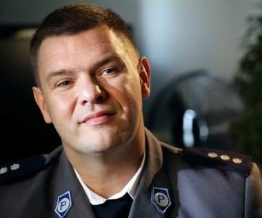 Tomasz Karolak - policjant

W filmie "Pokaż kotku, co masz w środku" Tomasz Karolak zagrał warszawskiego policjanta.

"Przestępców zjada na śniadanie... do łóżka. Zawsze błyskotliwy, nieustannie czujny. Jeśli myślisz, że pod jego okiem uda ci się zwędzić choćby policyjny kocyk, bardzo się mylisz, kotku" - tak dystrybutor filmu charakteryzował jego bohatera.

Dlaczego aktor przyjął w ogóle propozycję występu w filmie, który swój tytuł zawdzięcza ekranowemu tekstowi ginekologa skierowanemu do niepełnoletniej pacjentki, pozostaje jego najsłodszą tajemnicą... 

 


 


