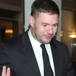 Tomasz Karolak zaliczył podwójną wpadkę na antenie. Szybko otrzymał sprostowanie. Ale wstyd!