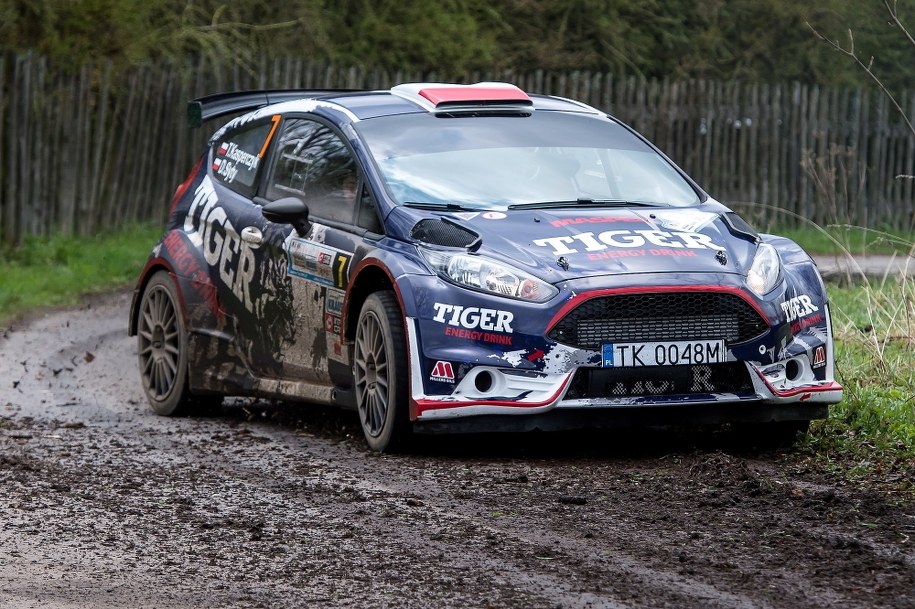 Tomasz Kasperczyk z pilotem Damianem Sytym (Ford Fiesta R5) na trasie ubiegłorocznego Rajdu Świdnickiego-Krause (Sierpnica, 23 kwietnia 2017) / 	Maciej Kulczyński    /PAP