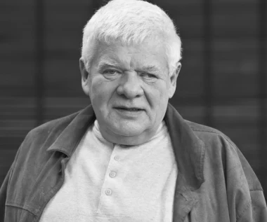 Tomasz Knapik: Mija rok od śmierci legendarnego lektora. Plakaty na przystankach tramwajowych w Warszawie