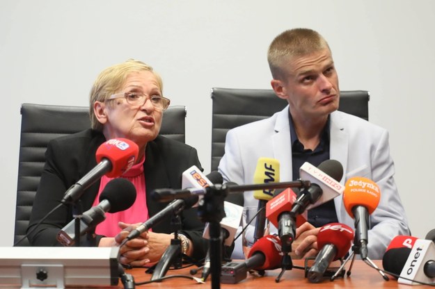 Tomasz Komenda i jego mama Teresa Klemańska podczas konferencji prasowej /Paweł Supernak /PAP