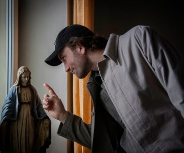 Tomasz Kot w scenie z filmu "Żyć nie umierać"