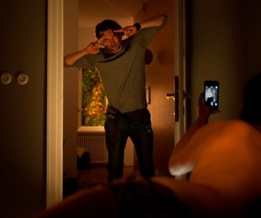 Tomasz Kot w scenie z filmu "Żyć nie umierać"