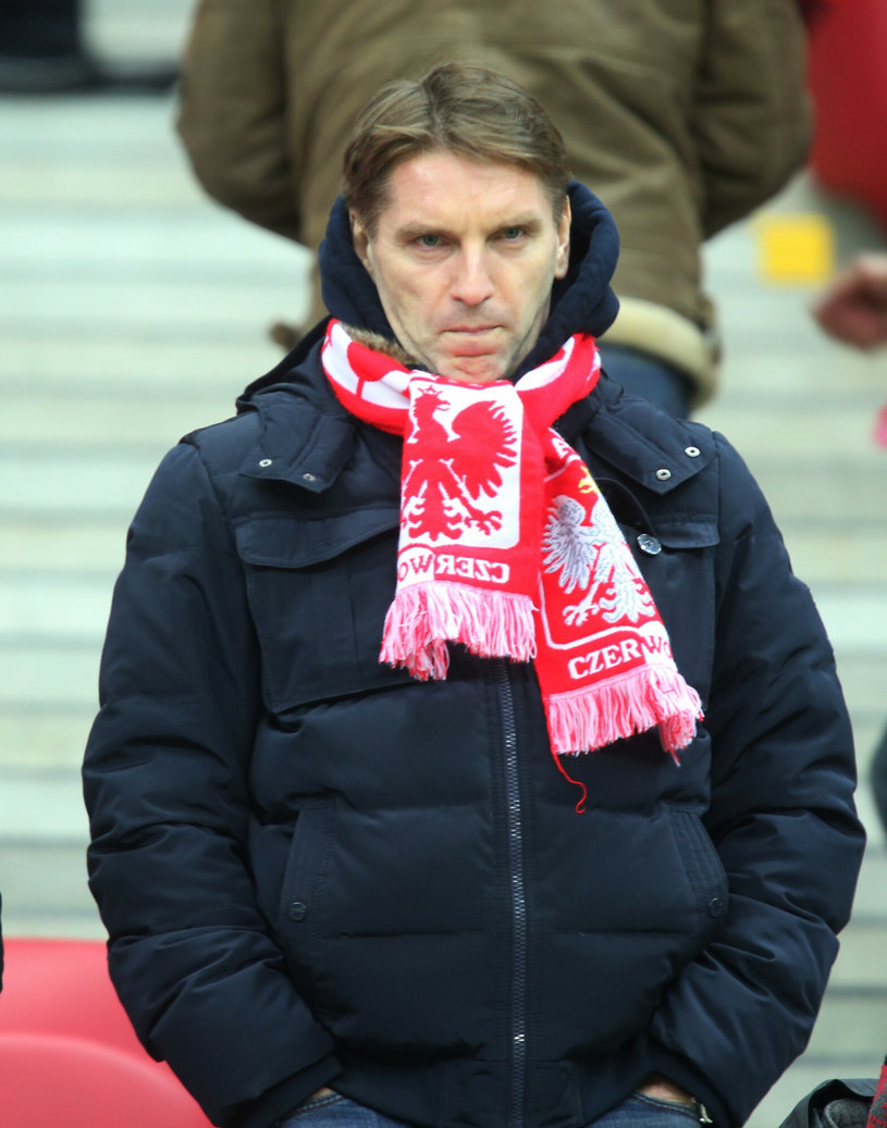 Tomasz Lis na stadionie piłkarskim w szaliku kibica /EastNews /East News