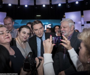 "Tomasz Lis na żywo" to program publicystyczny emitowany w poniedziałkowe wieczory na antenie TVP2. Zaproszeni do studia goście dyskutują na bieżące tematy polityczne i społeczne. Pierwszy odcinek został wyemitowany 25 lutego 2008 roku.

 