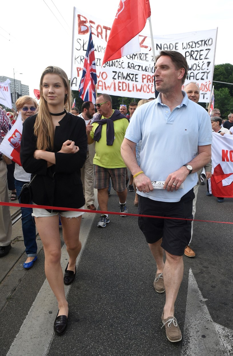 Tomasz Lis z córką Igą na marszu KOD /Adam Chełstowski /Agencja FORUM