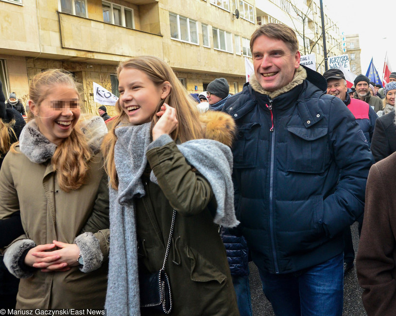 Tomasz Lis z córką na manifestacji KOD /Mariusz Gaczyński /East News