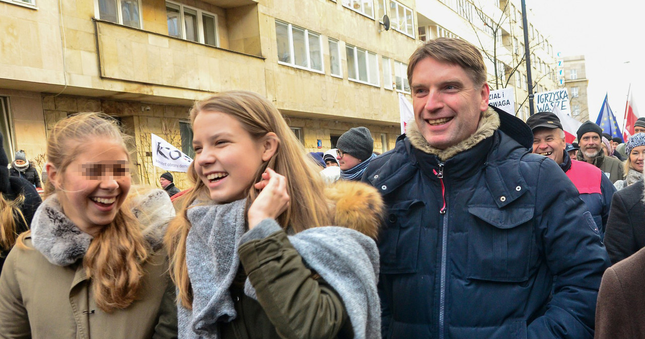 Tomasz Lis z córką na manifestacji KOD /Mariusz Gaczyński /East News