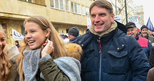 Tomasz Lis z córką na manifestacji KOD /Mariusz Gaczyński /East News