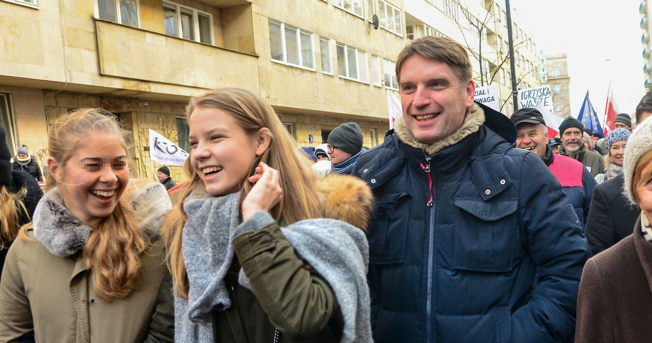 Tomasz Lis z córką na manifestacji KOD /Mariusz Gaczyński /East News