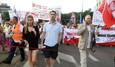Tomasz Lis z córką na marszu KOD-u