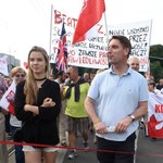 Tomasz Lis z córką na marszu KOD-u