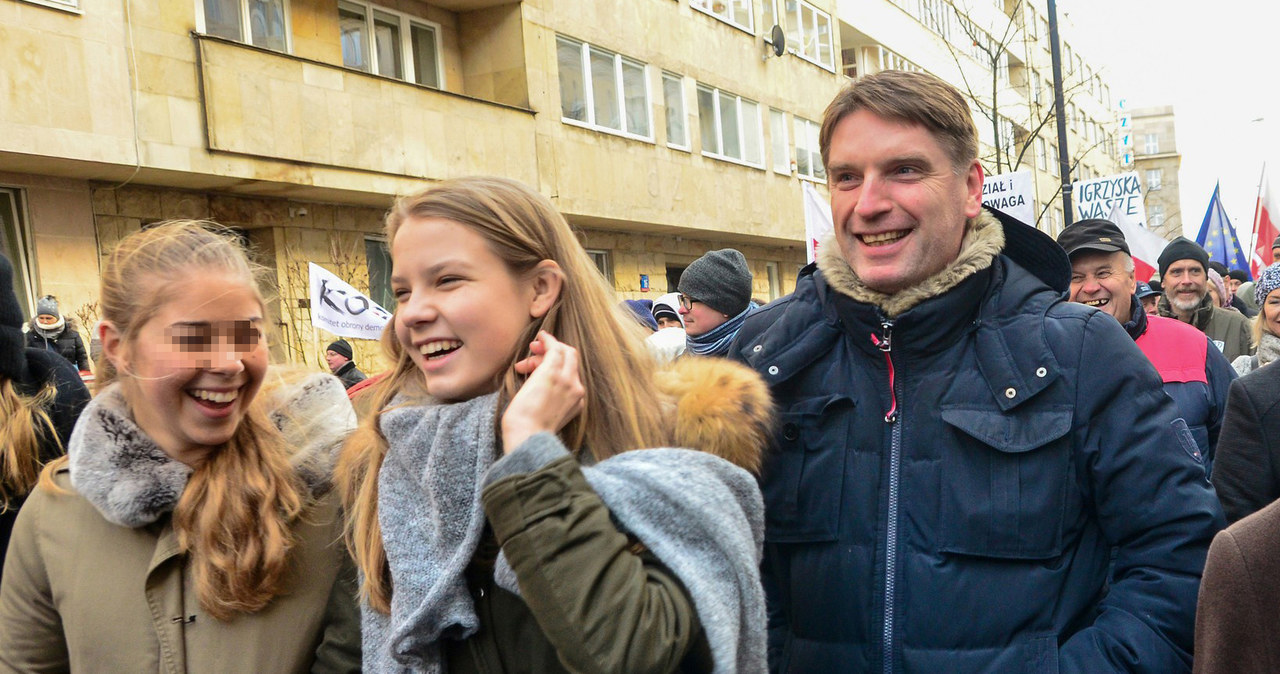 Tomasz Lis z córką na marszu KOD /Mariusz Gaczyński /East News