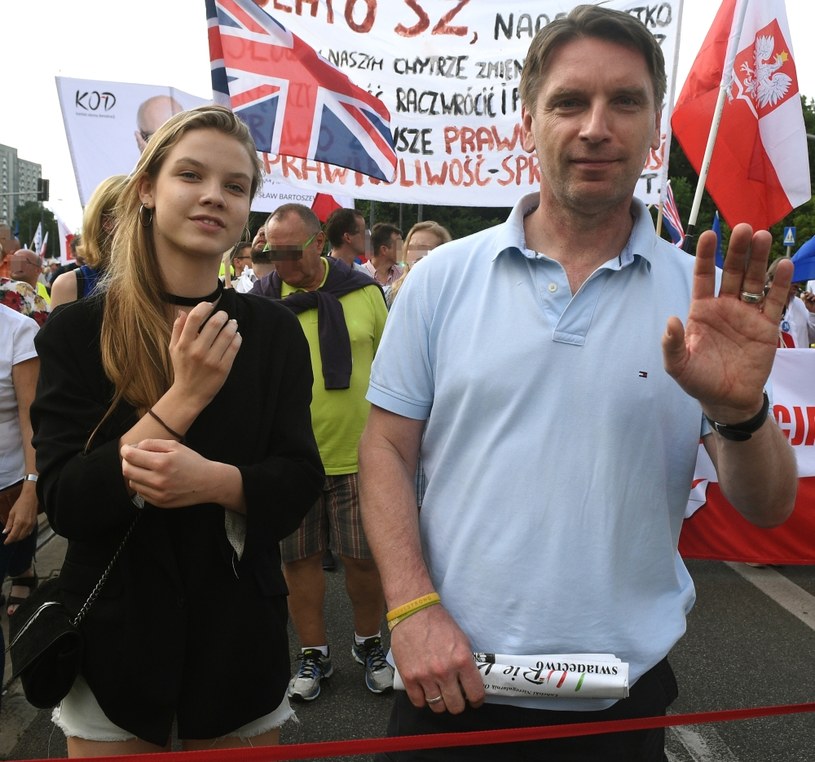 Tomasz Lis z córką na marszu KOD /Adam Chelstowki   /Agencja FORUM