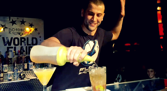 Tomasz Małek - pięciokrotny mistrz świata w stylu flair - na serwowaniu drinków zna się jak mało kto /YouTube