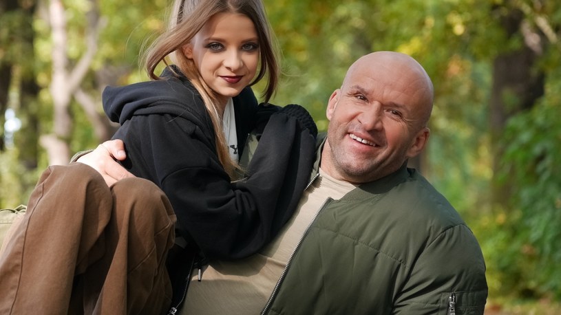 Tomasz Oświeciński z córką na planie serialu "Pierwsza miłość" / Bogdan Bogielczyk /materiały prasowe