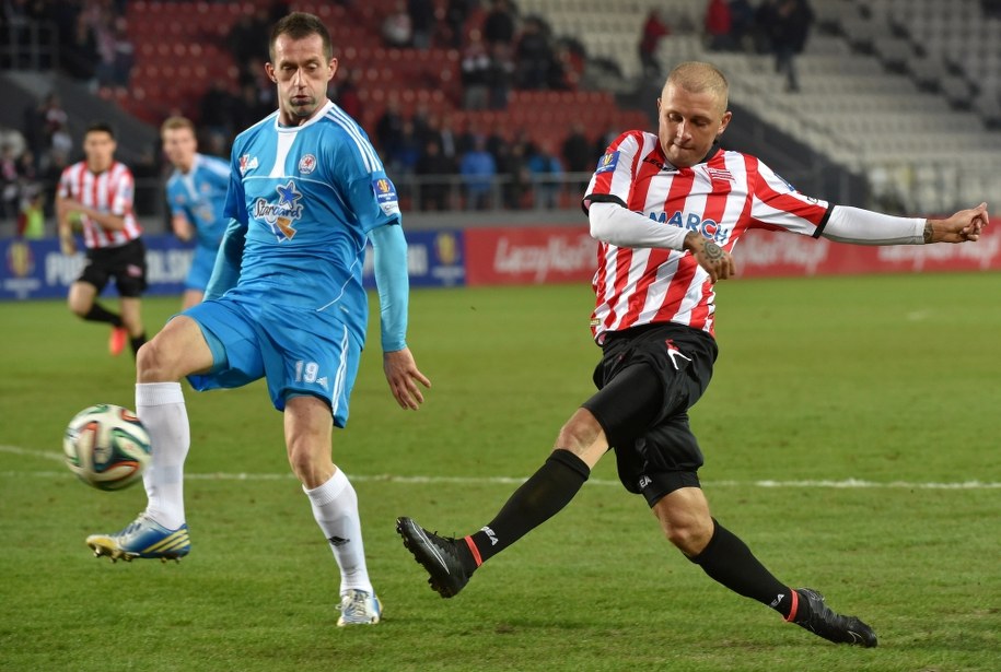 Tomasz Pustelnik z Błękitnych Stargard Szczeciński i zawodnik Cracovii Deniss Rakels /Jacek Bednarczyk /PAP