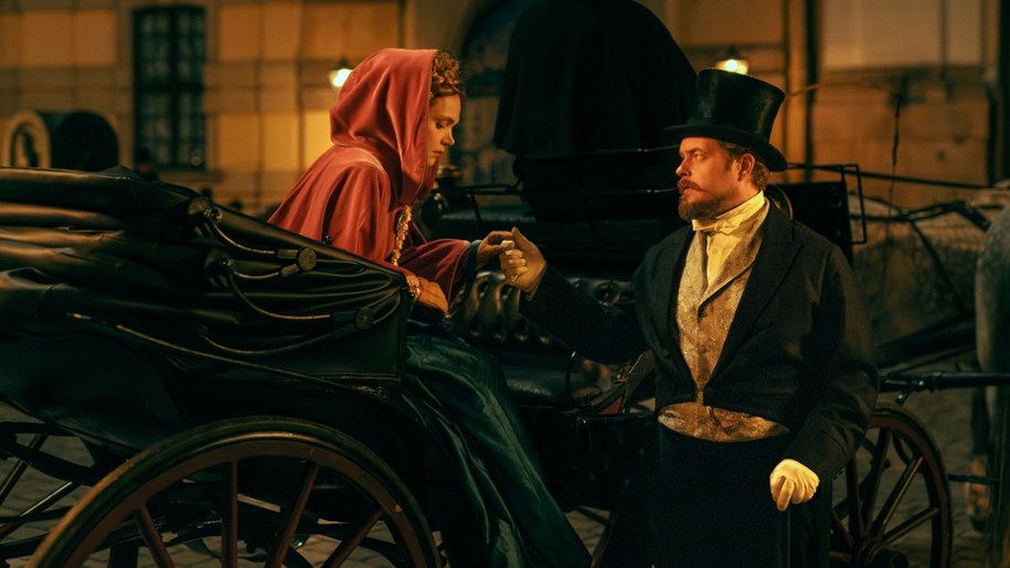 Tomasz Schuchardt i Sandra Drzymalska na planie "Lalki" /Robert Pałka /Materiały prasowe