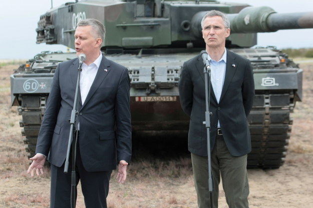 Tomasz Siemoniak i Jens Stoltenberg podczas ćwiczeń "Noble Jump" /Lech Muszyński /PAP