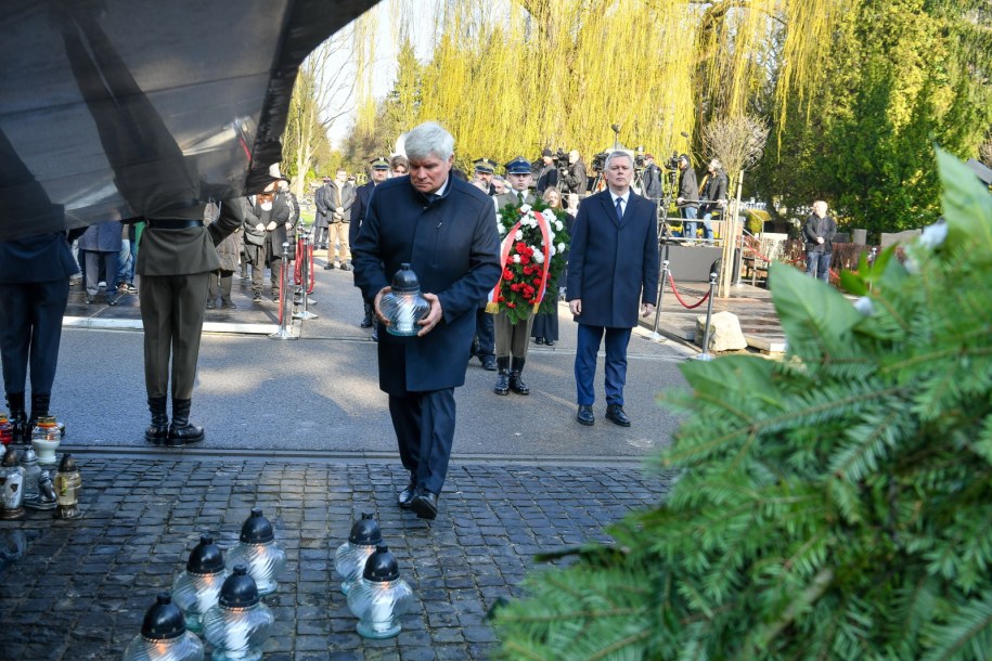 Tomasz Siemoniak i  Maciej Lasek przy pomniku ofiar katastrofy smoleńskiej /Andrzej Lange /PAP