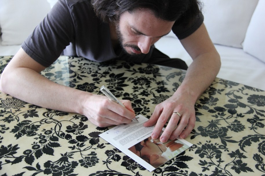 Tomasz Śliwiński podpisuje płytę dla słuchacza RMF FM /Paweł Żuchowski (RMF FM) /RMF FM