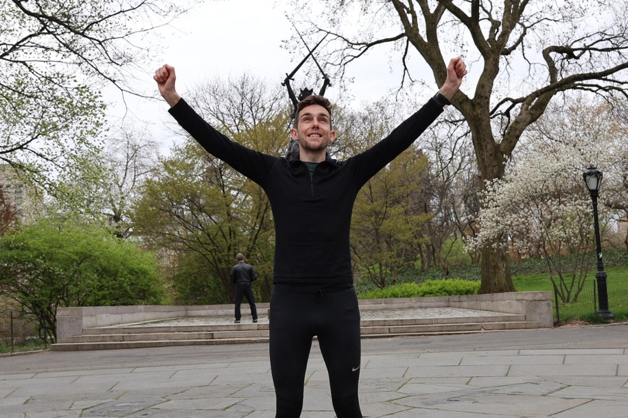 Tomasz Sobania podczas treningu w Central Parku, w Nowym Jorku, gdzie zaczął się jego maraton przez USA /Marcin Cholewiński /PAP