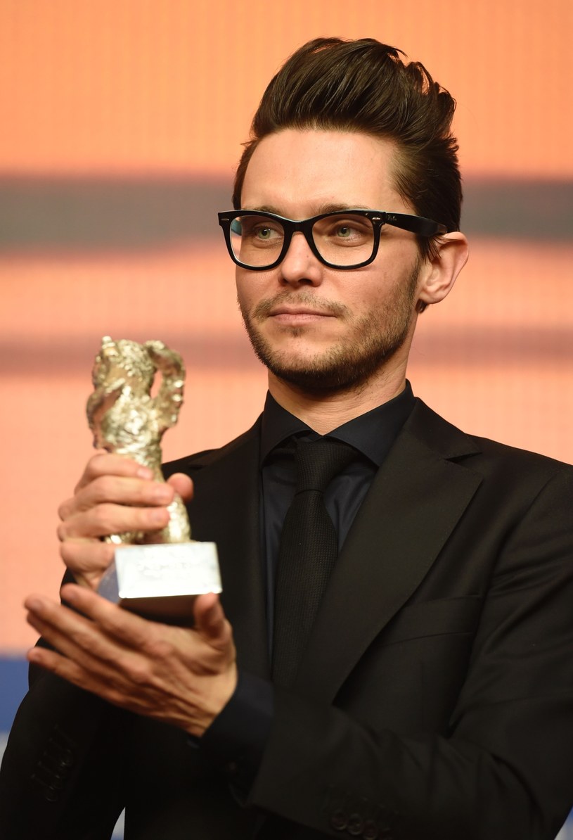 Tomasz Wasilewski ze Srebrnym Niedźwiedziem na Berlinale 2016 /AFP