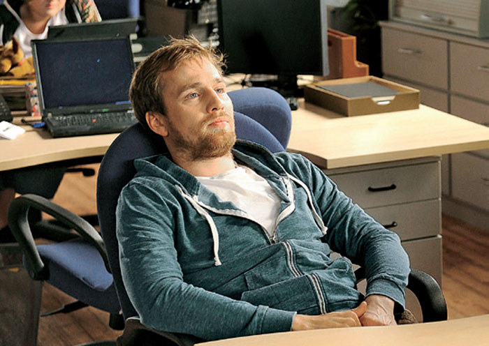 Tomasz wróci na swój stary fotel w redakcji w 83. odcinku "Singielki" /Agencja W. Impact