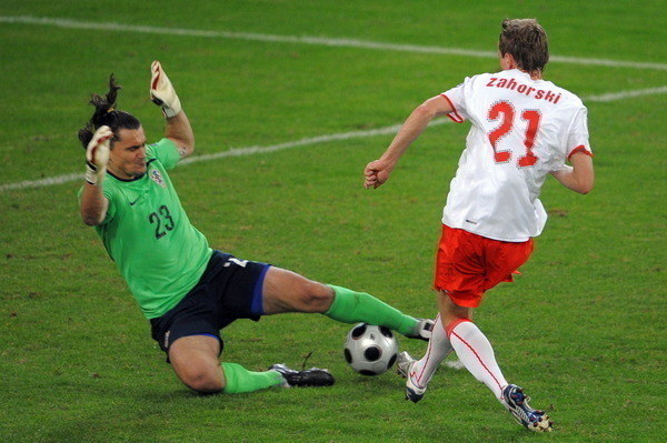 Tomasz Zahorski kontra Chorwat Vedran Runje podczas Euro 2008 /AFP