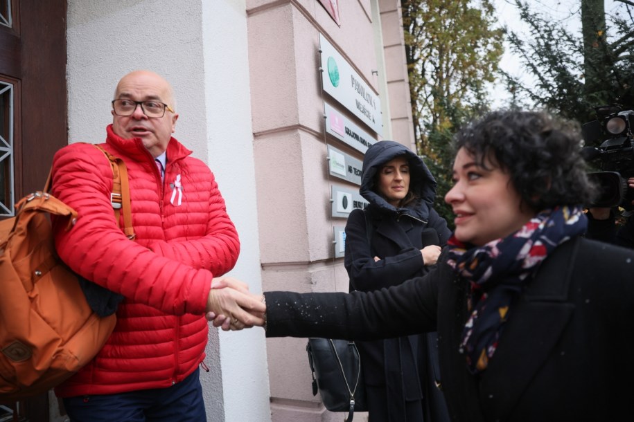 Tomasz Zimoch i Anna Maria Żukowska przed siedzibą KRS /	Leszek Szymański   /PAP