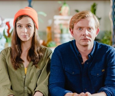 Tomek, wytrawny podrywacz, proponuje bratu deal. Pomoże mu w miłosnych podbojach, jeśli ten odszuka zjawiskową nieznajomą. Trochę hakerskiej magii i dziewczynę udaje się odnaleźć. Ma na imię Ola (Zofia Domalik) i dokładnie za dwa tygodnie wychodzi za mąż, za syna ministra sprawiedliwości! Czasu nie ma zbyt wiele, ale Tomek nie waha się wejść do gry. Wykorzystując cały swój urok, wkrada się w łaski pani ministrowej (Edyta Olszówka) i składa kobiecie podstępną propozycję. 