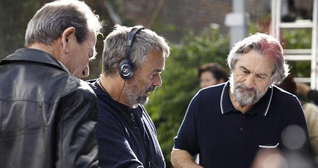 Tommy Lee Jones, Luc Besson i Robert De Niro na planie "Malavity" /materiały prasowe