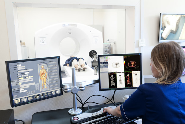 Tomografia komputerowa jest skuteczna w rozpoznawaniu schorzeń w obszarze m.in. głowy, kręgosłupa, klatki piersiowej, jamy brzusznej /Materiały prasowe
