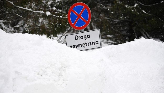 Tonące w śniegu Ustrzyki Górne w Bieszczadach /Darek Delmanowicz /PAP
