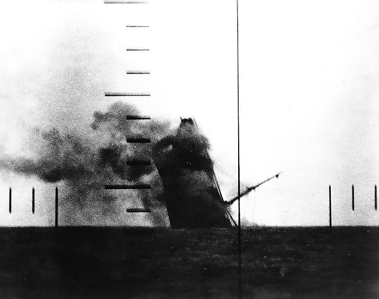 Tonący japoński frachtowiec w peryskopie amerykańskiego okrętu podwodnego typu Tambor /US NAVY /domena publiczna