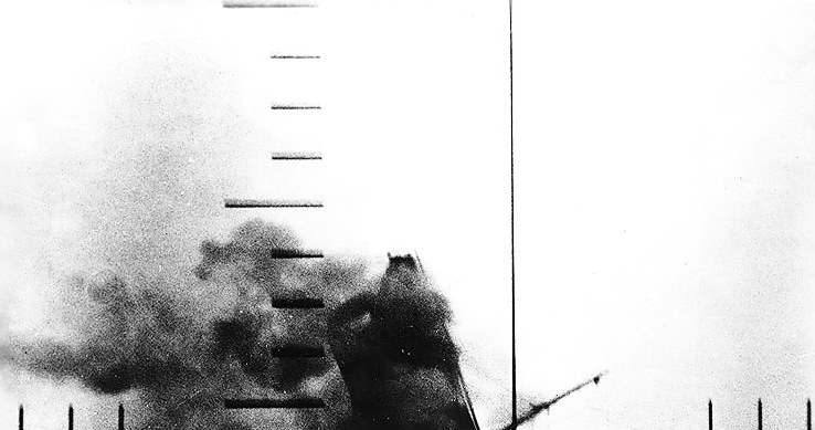 Tonący japoński frachtowiec w peryskopie amerykańskiego okrętu podwodnego typu Tambor /US NAVY /domena publiczna
