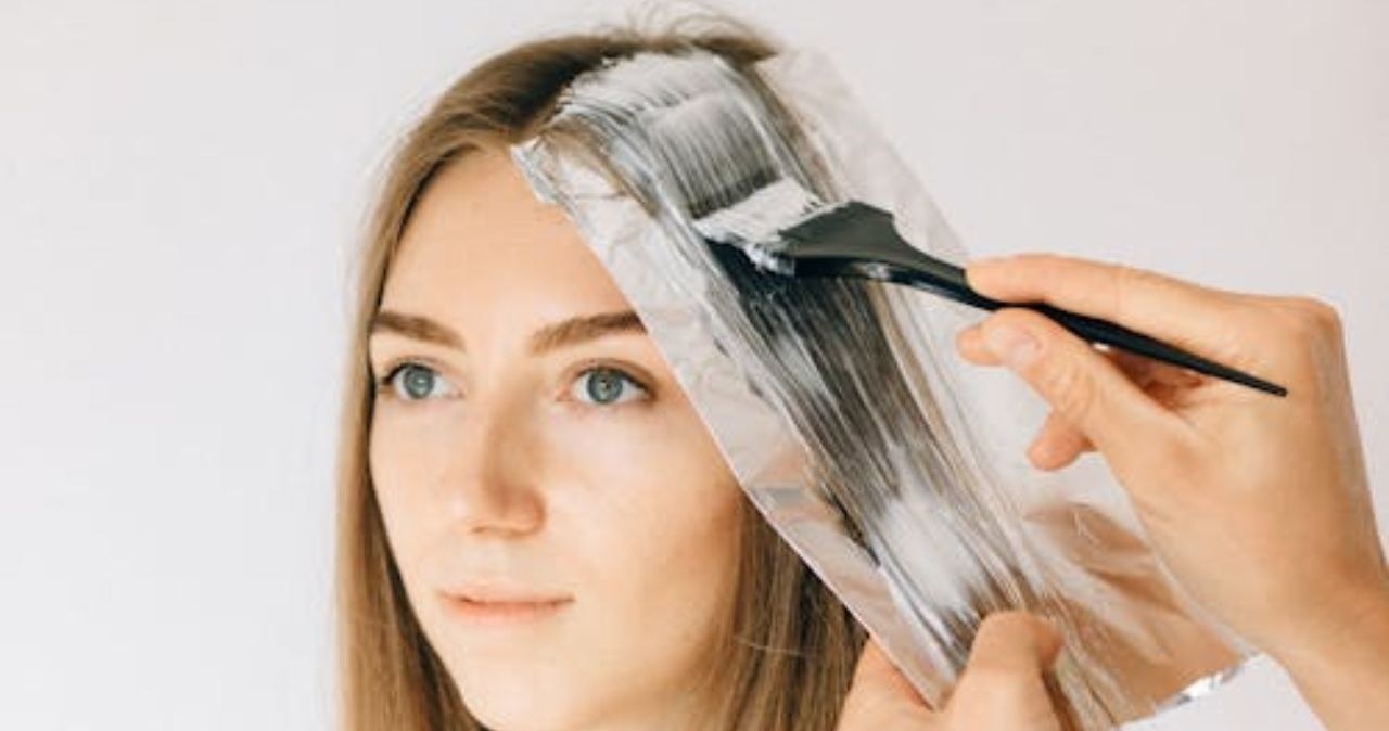 Toner czy farba do włosów? Który kosmetyk sprawdzi się lepiej? /Nataliya Vaitkevich /Pexels.com
