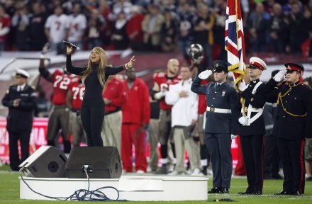Toni Braxton wykonała amerykański hymn na Wembley /AFP