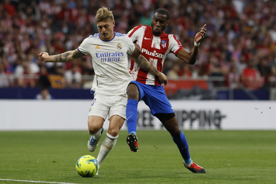 Toni Kroos (L) i Geoffrey Kondogbia podczas derbów Madrytu /Ballesteros    /PAP/EPA