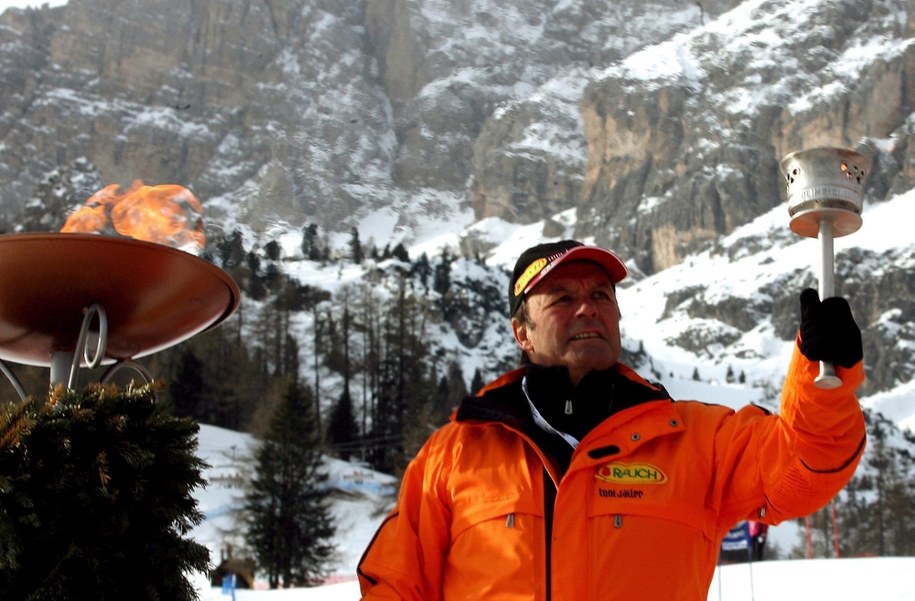 Toni Sailer trenuje zapalanie znicza olimpijskiego w Cortina D'Ampezzo, gdzie rozegrane zostały konkurencje alpejskie ZIO w Turynie /CLAUDIO ONORATI    /PAP/EPA