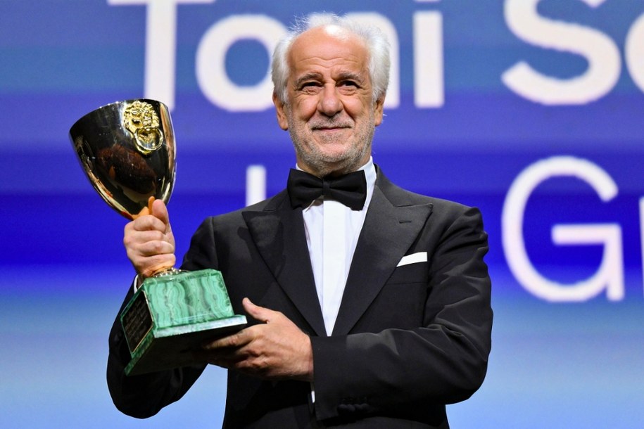 Toni Servillo ze statuetką dla najlepszego aktora /ETTORE FERRARI /PAP/EPA