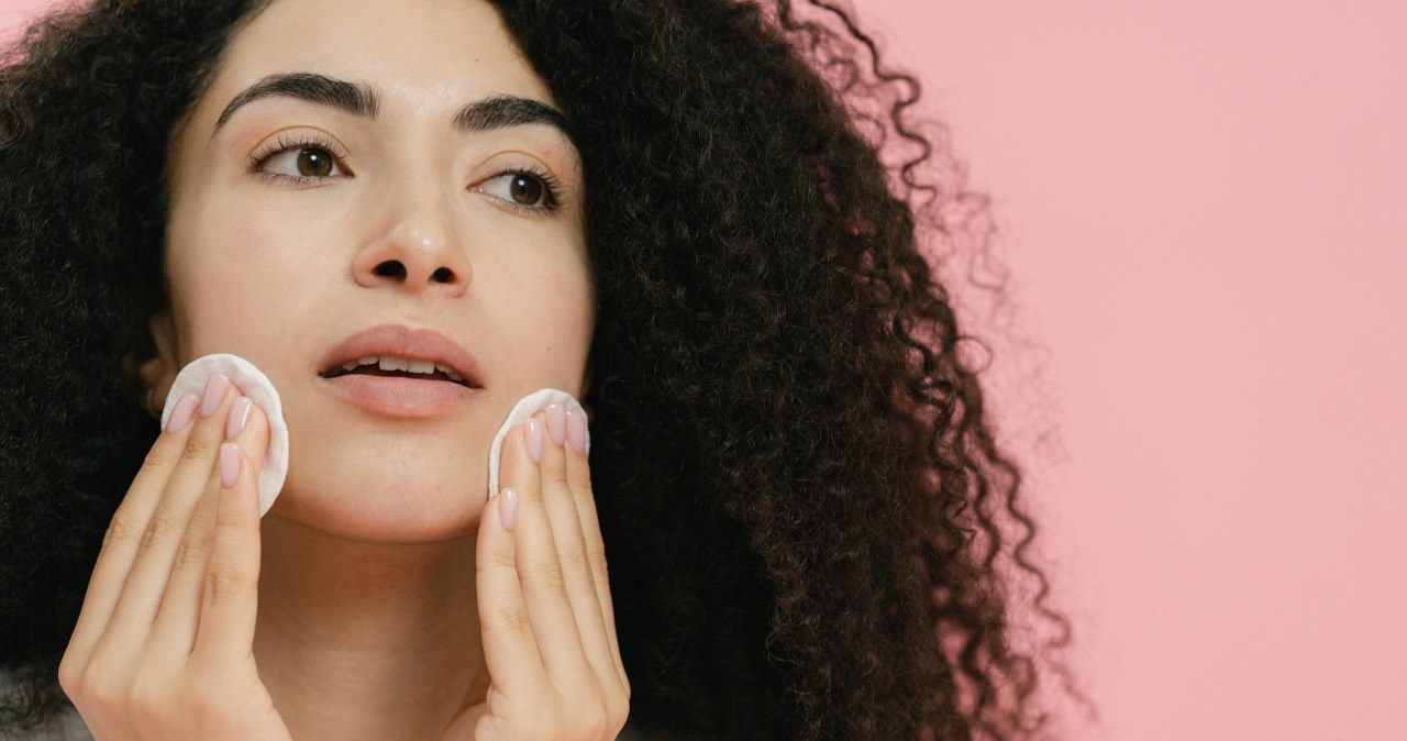 Tonik z bylicy pospolitej nakładaj wacikiem na twarz /SHVETS production /pexels.com