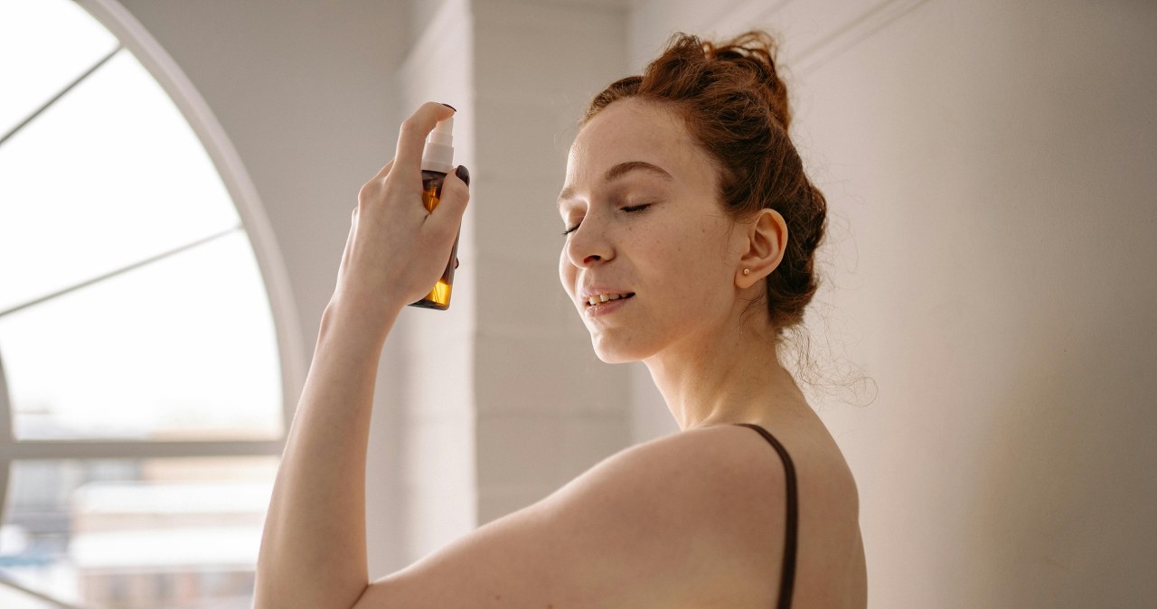 Tonik z ogórka najlepiej rozpylać buteleczką z atomizerem /Yan Krukau /pexels.com