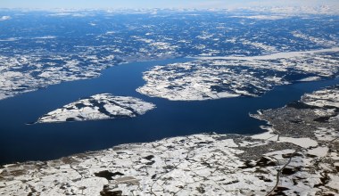 Tony amunicji z II wojny światowej odkryte w jeziorze. Naukowcy to badają