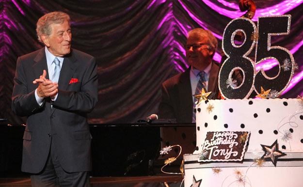 Tony Bennett i jego niedawny, urodzinowy tort - fot. Frederick M. Brown /Getty Images/Flash Press Media