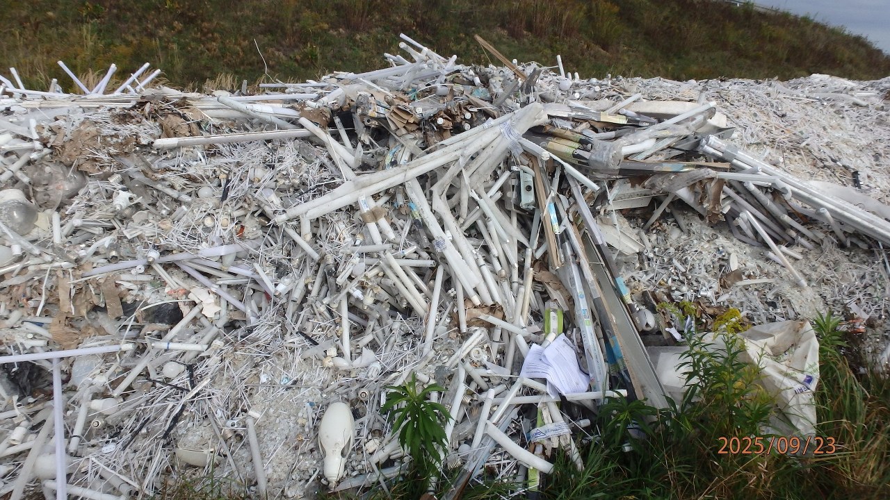 Tony niebezpiecznych świetlówek na polu. Sprawca poszukiwany