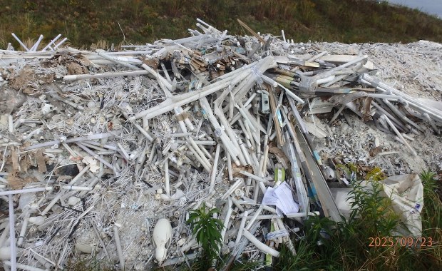 Tony niebezpiecznych świetlówek na polu. Sprawca poszukiwany